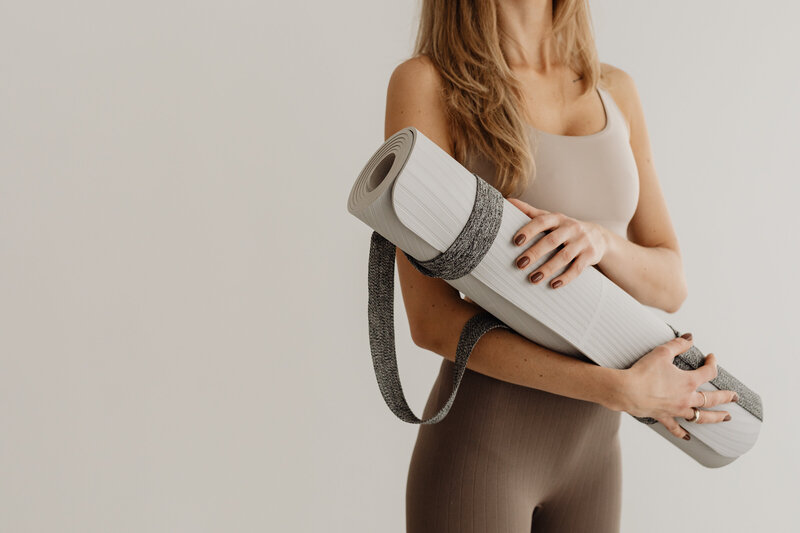 kaboompics_young-adult-woman-yoga-mat-brown-leggings-exercise-outfit-28635