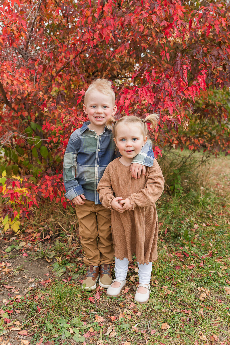 2023 krystal-moore-photography-moose-jaw-fall-family-with-red-leaves-5