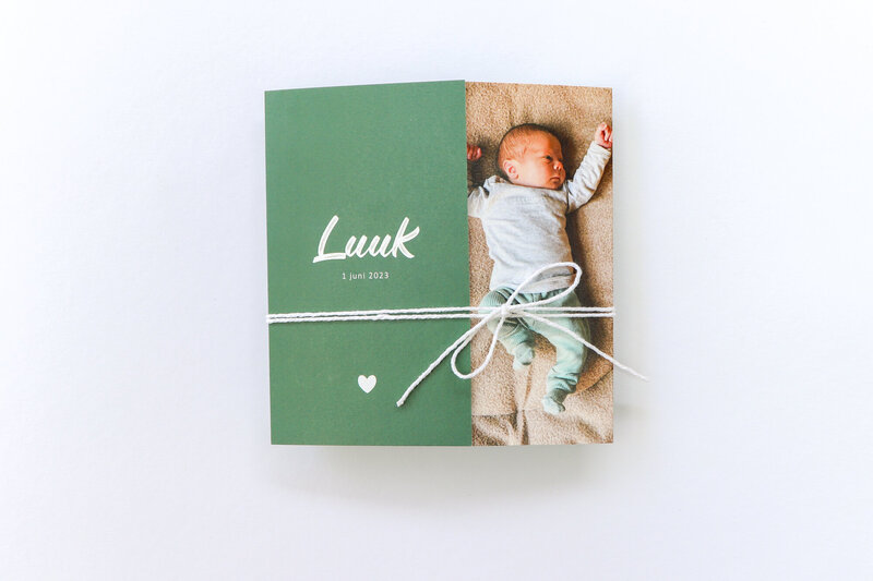 Groen-drieluik-geboortekaartje-Luuk-jongen-met-foto-en-touwtje-2