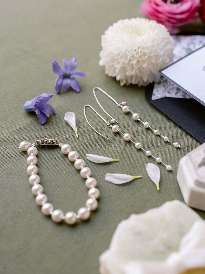 Elegant-bridal-jewelry-surrounded-by-flowers