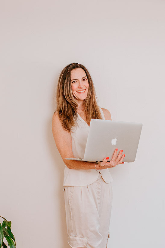 about-laura-baer-photo-laptop-brand-studio