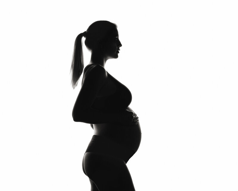 gravid kvinne på gravidfotografering i studio på oppegård