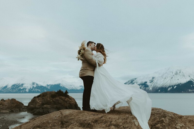 couple kissing on the rock