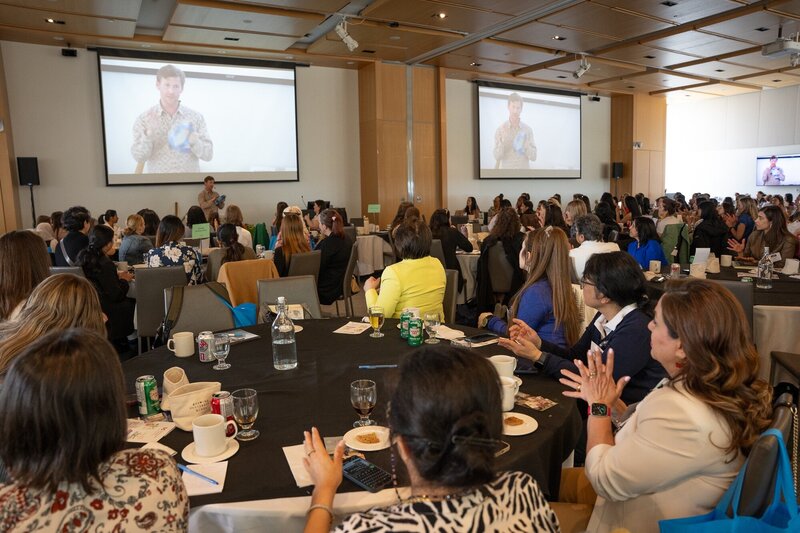 A full conference audience participating in Daniel’s interactive keynote
