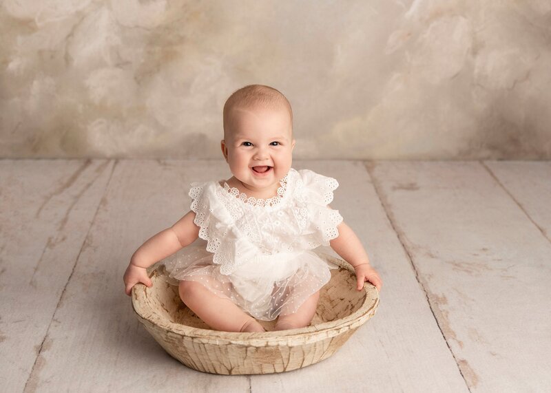 best Milwaukee baby photographer, cake smash photography near me Milwaukee, baby portrait studio near me Milwaukee