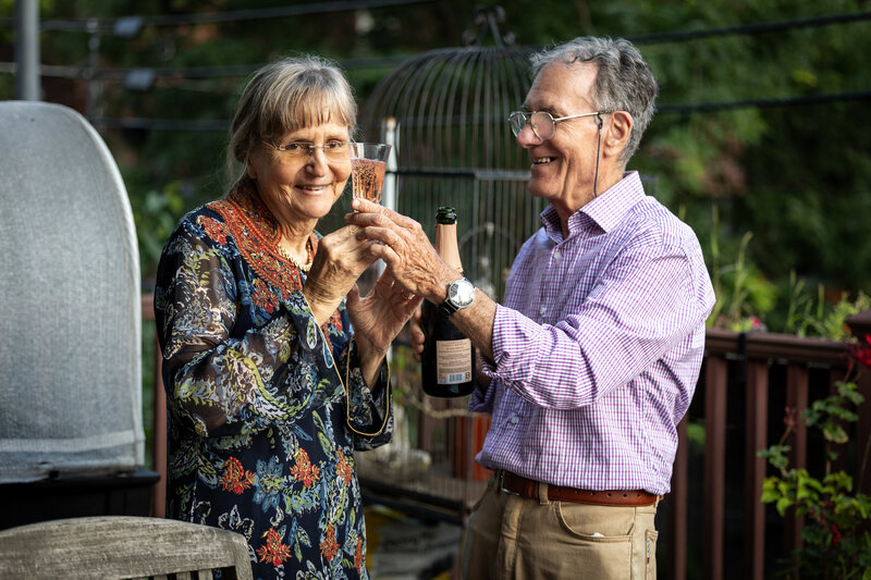 Célébration au champagne Couple de grands-parents Montréal