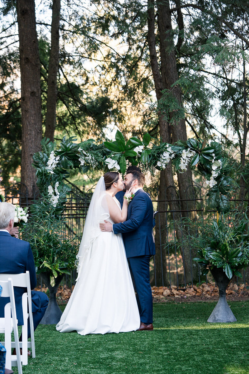 bride-and-groom-first-kiss-louisville-1