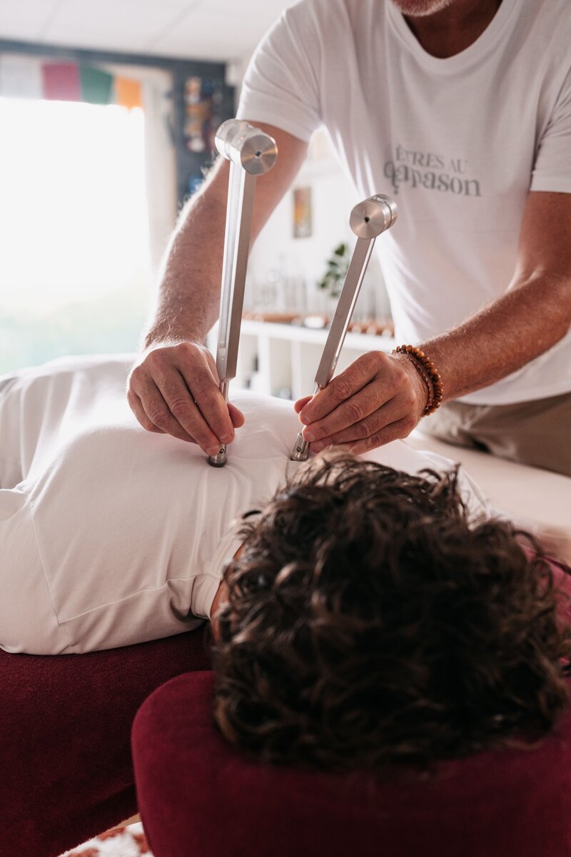 Utilisation des diapasons en séance de sonothérapie