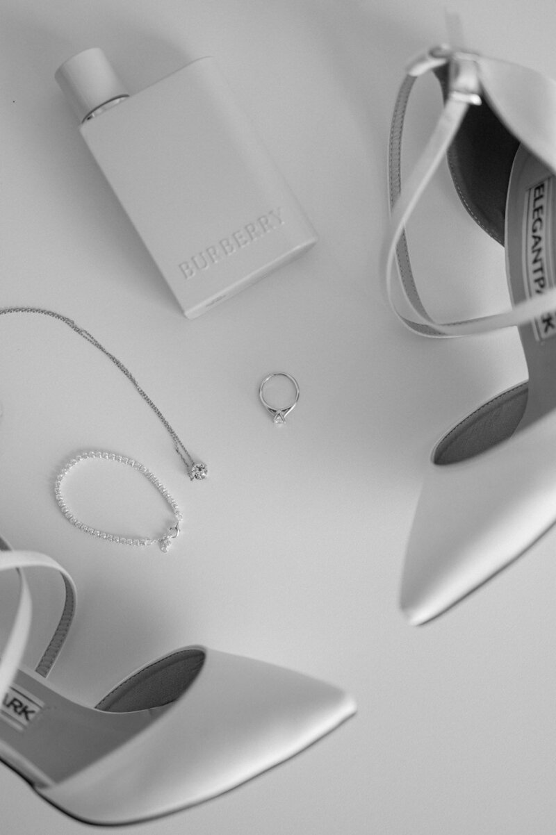 Souliers, bague, bijoux et parfum de la mariée lors des préparatifs