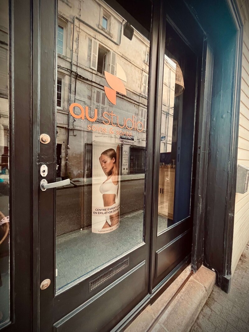 photo de la devanture du Studio épilation définitive laser cryolipolyse hydrafaciale la rochelle vieux port marché 