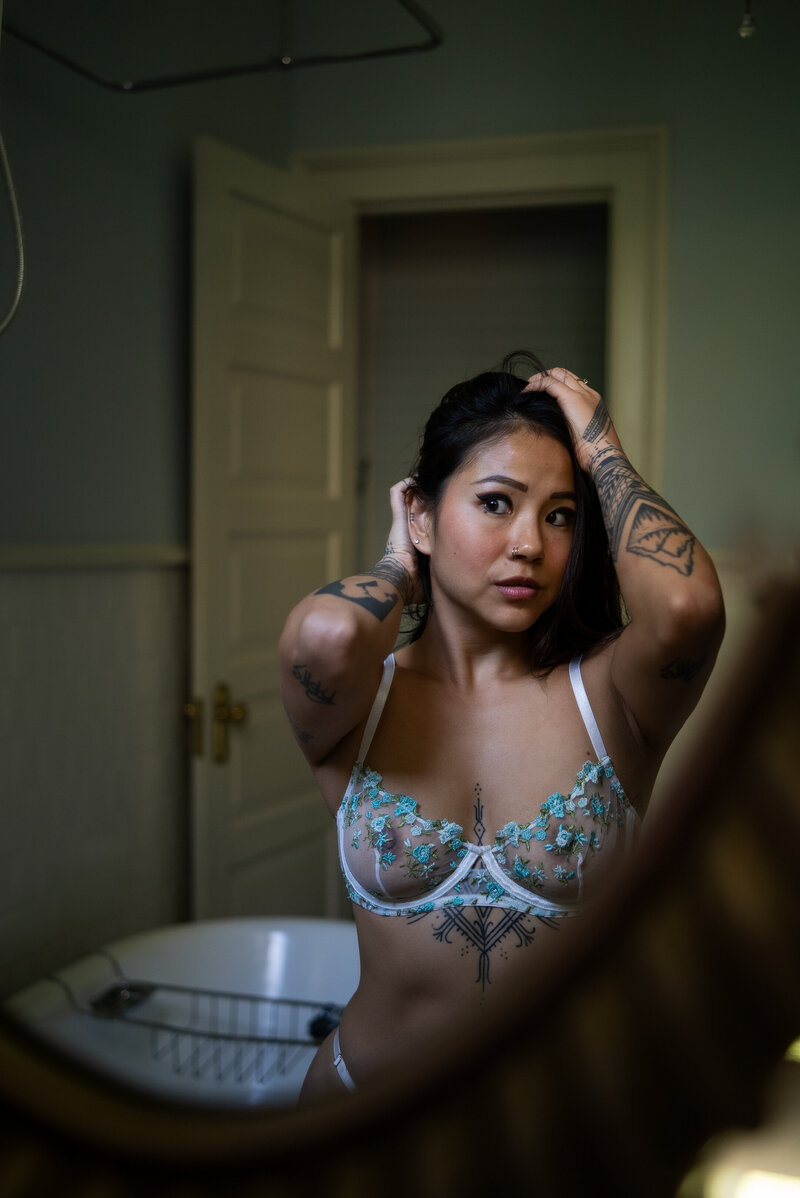 flower-mesh-lingerie-woman-in-mirror-by-amsterdam-boudoir-photographers
