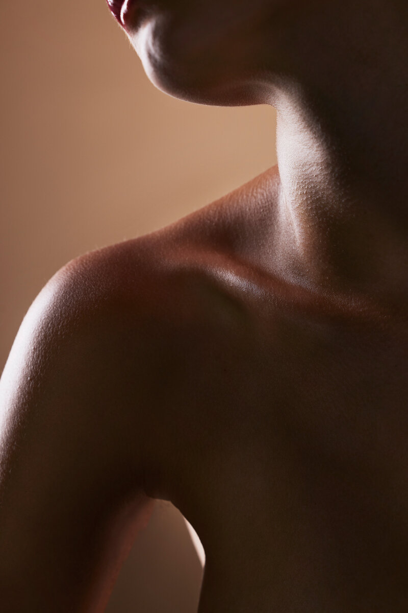 Bare shoulder and décolleté