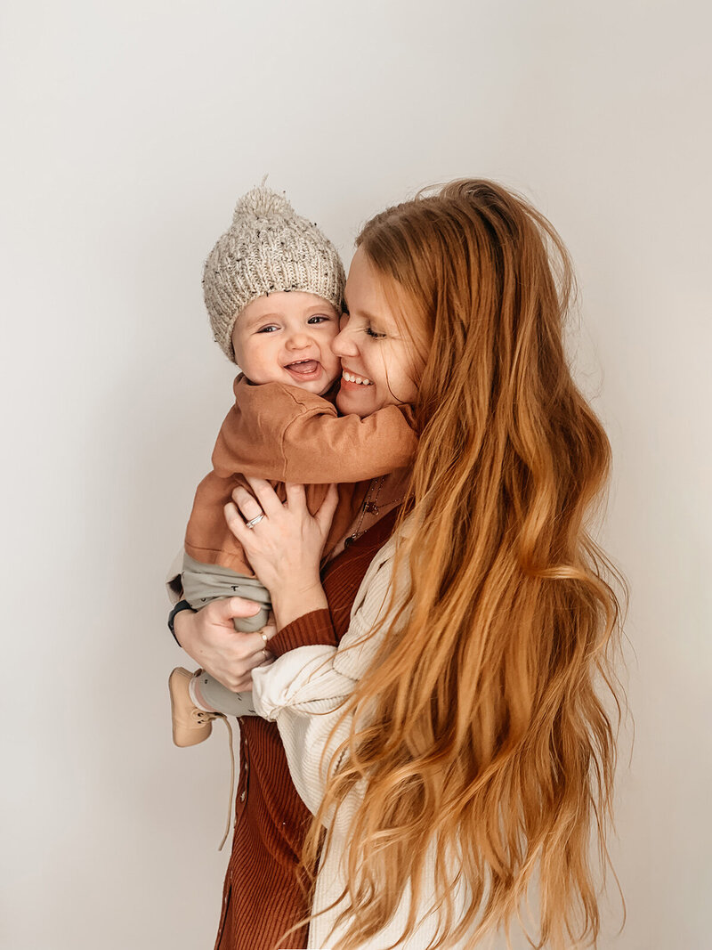 athena-and-camron-homebody-mobile-presets-LINEN-mama-baby-family-red-hair-2