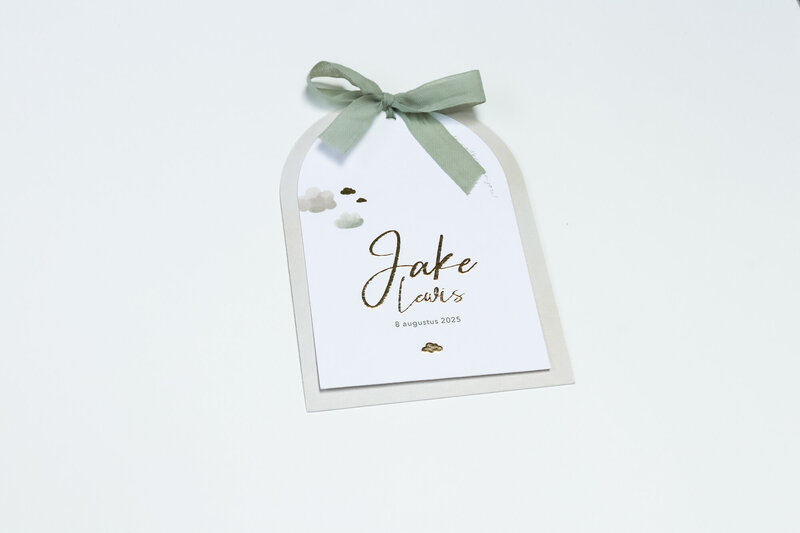 Label-geboortekaartje-Jake-met-wolken-goudfolie-en-strik-9