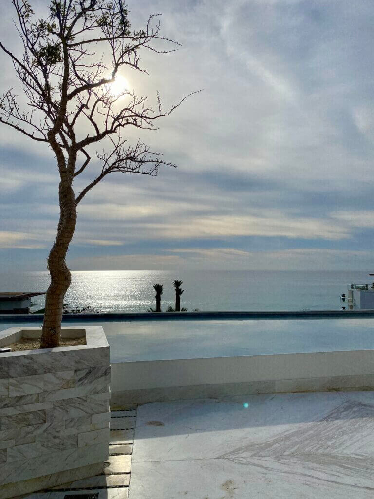 Infinity pool at Le Blanc Los Cabos overlooking the ocean with modern, minimalist wedding vibes