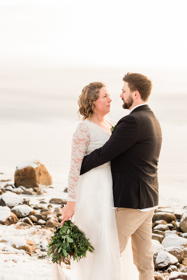 Wedding photographer helloalora bröllopsfotograf stockholm intimate elopement wedding winter wedding