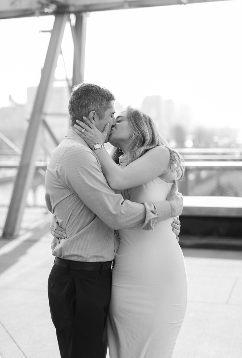 couple-kissing-pier-57-nyc