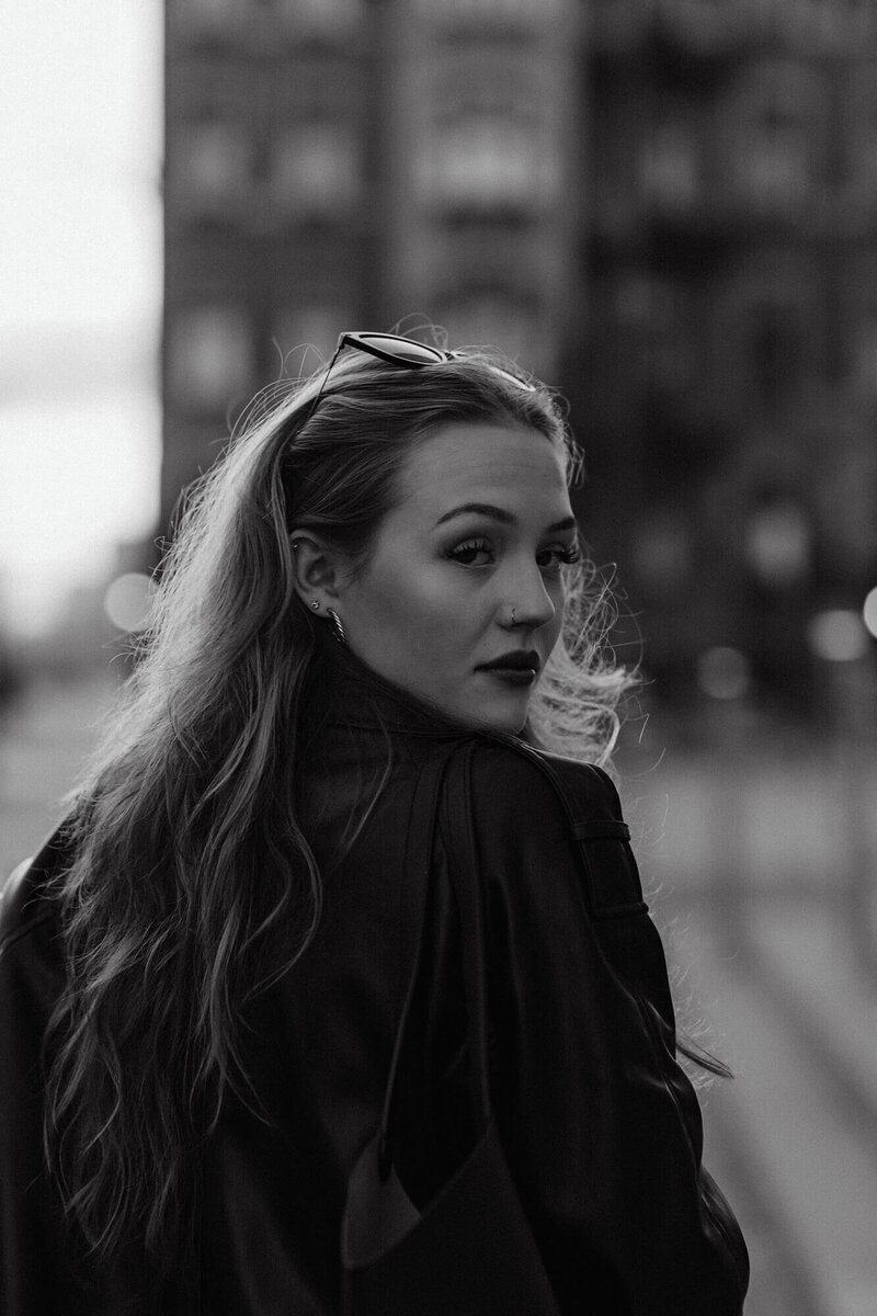 kaboompics_city-chic-in-autumn-casual-fall-outfit-fashion-trends-33445