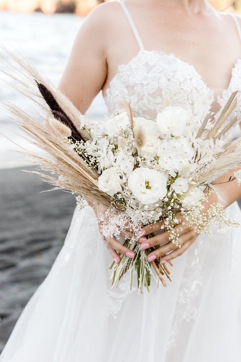 black-sand-beach-hawaii-alexandra-robyn-destination-elegant-elopement-photo-inspiration_0009