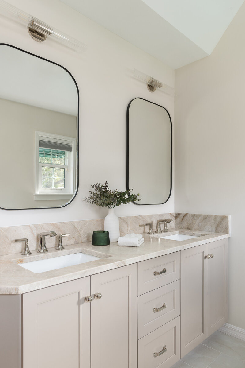 Bathroom cabinets and modern mirrors at Palma Ceia_Scarbro Design
