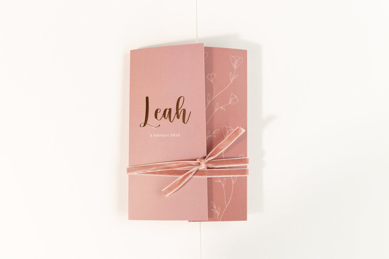 Roze-geboortekaartje-Leah-met-koperfolie-en-takjes