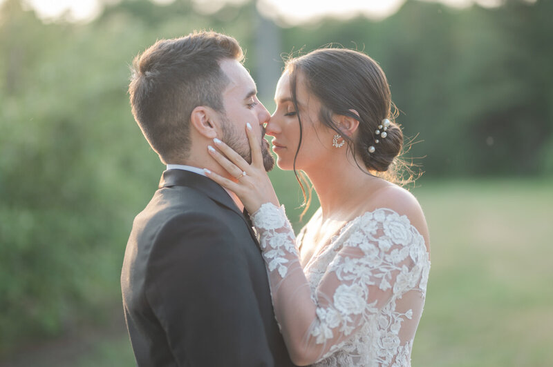 Romance, douceur et délicatesse entre les mariés capturés au coucher du soleil au Verger du Flanc Nord à Saint-Hilaire, photographie lumineuse et poétique d’un mariage en Montérégie