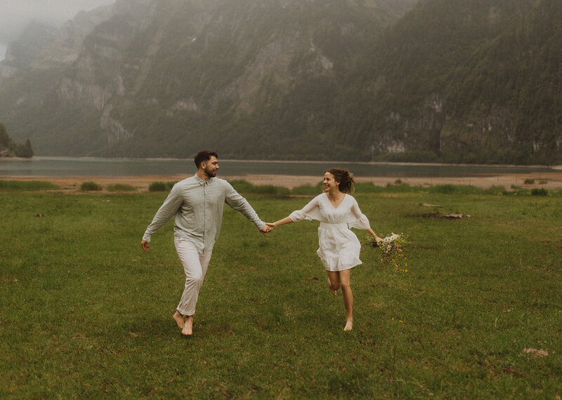 Hochzeitspaar beim Klöntalersee in Glarus