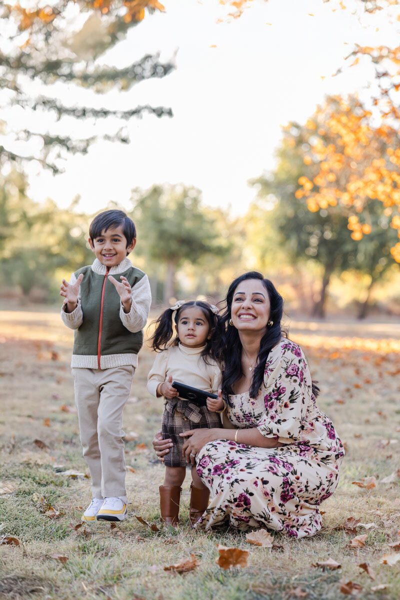 mom-kids-fall-photoshoot-playful