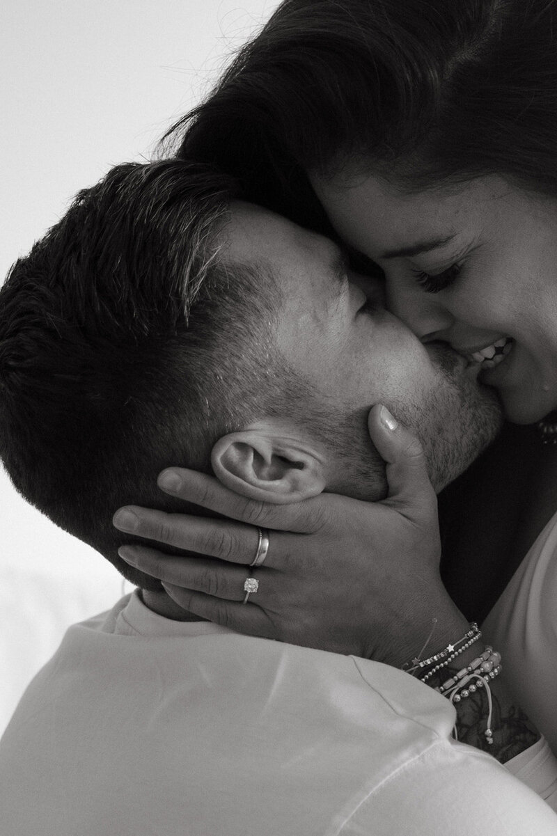 couple kissing in black and white