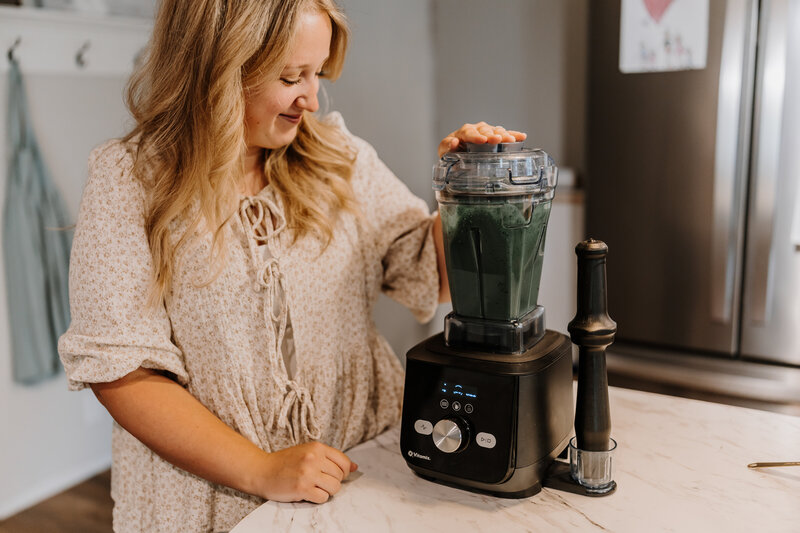 Kenna making a postpartum smoothie in a blender