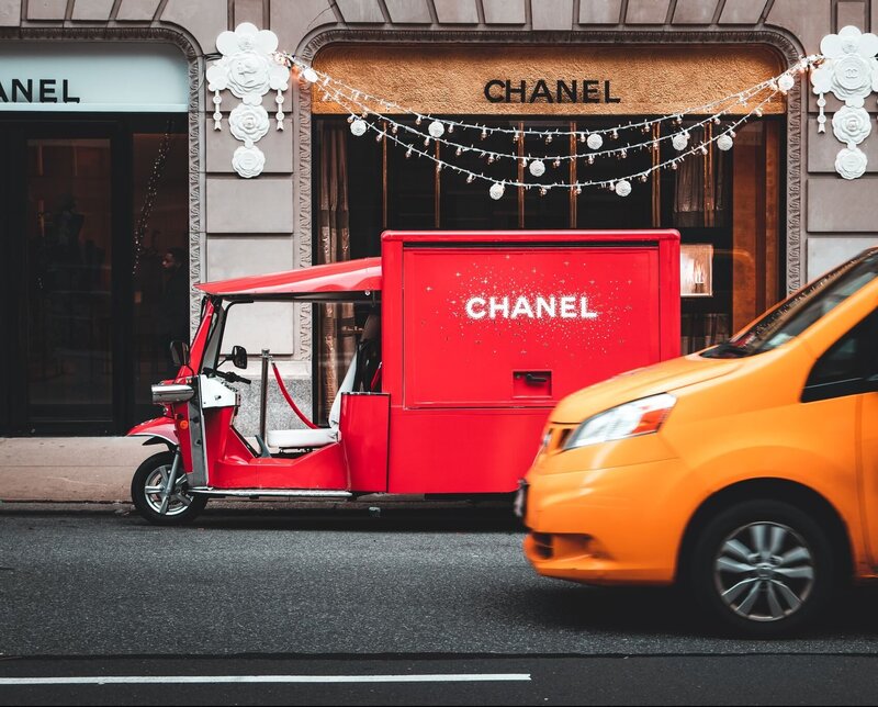 chanel-guerrilla-marketing-stunt-e1677081339574