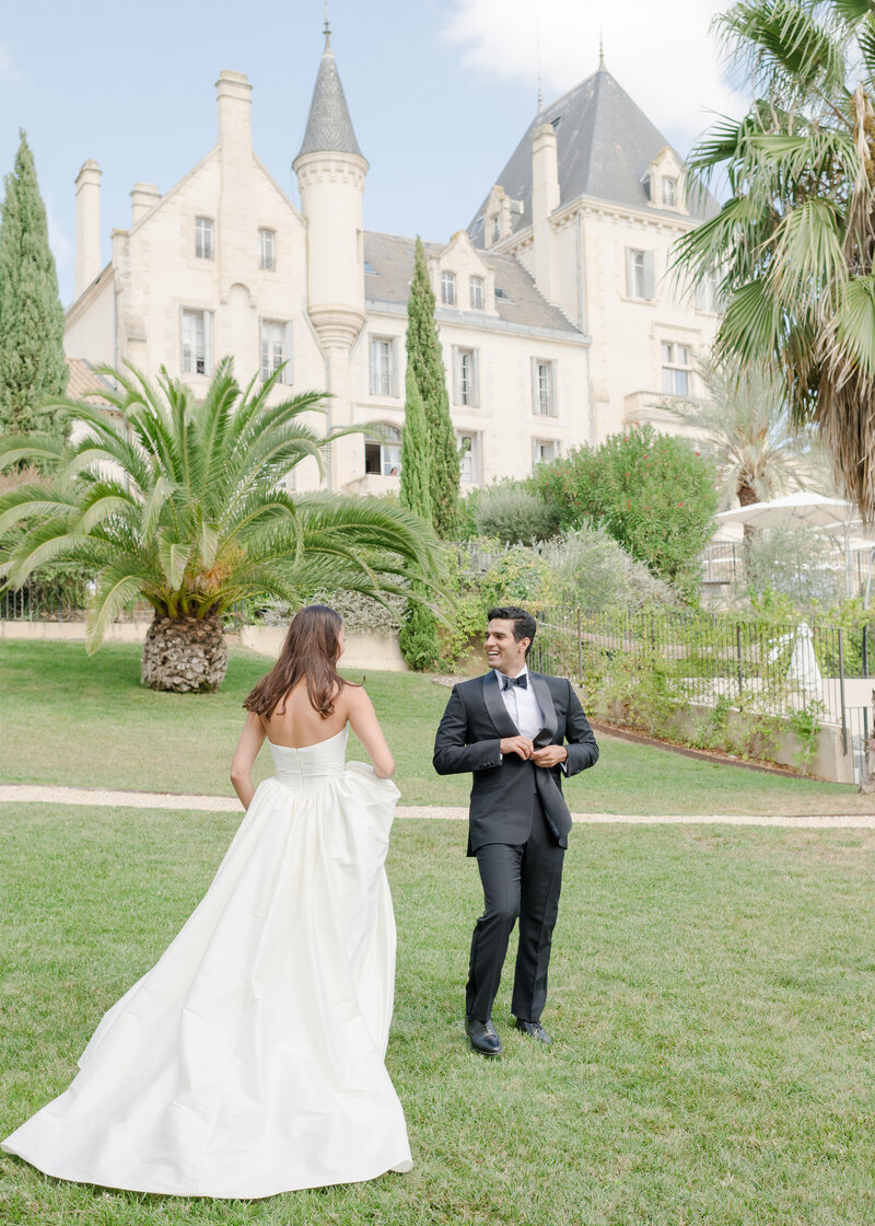 couple-walking-in-front-of-chateau-59