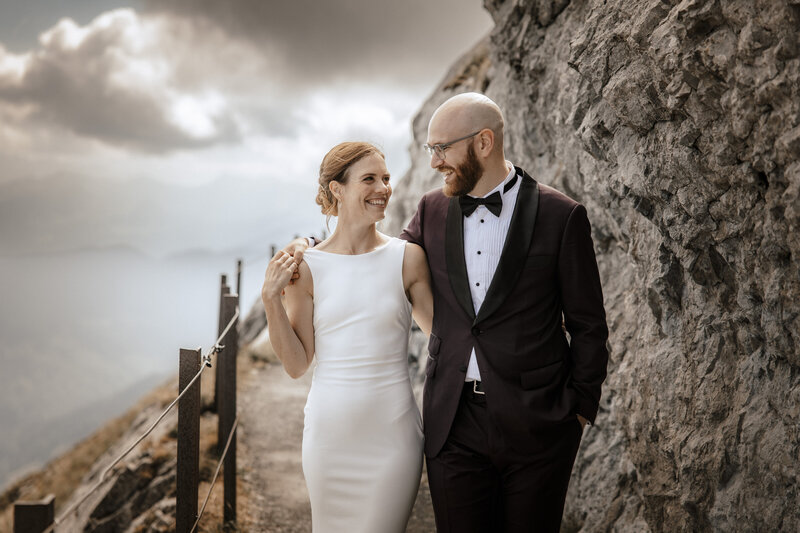 after-wedding-shooting-pilatus-luzern-gehen-zusammen-hochzeitsfotograf.jpg
