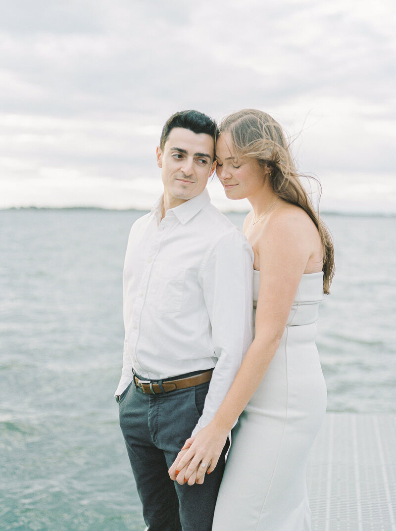waterfront-cottage-engagement-session-montreal-junophoto