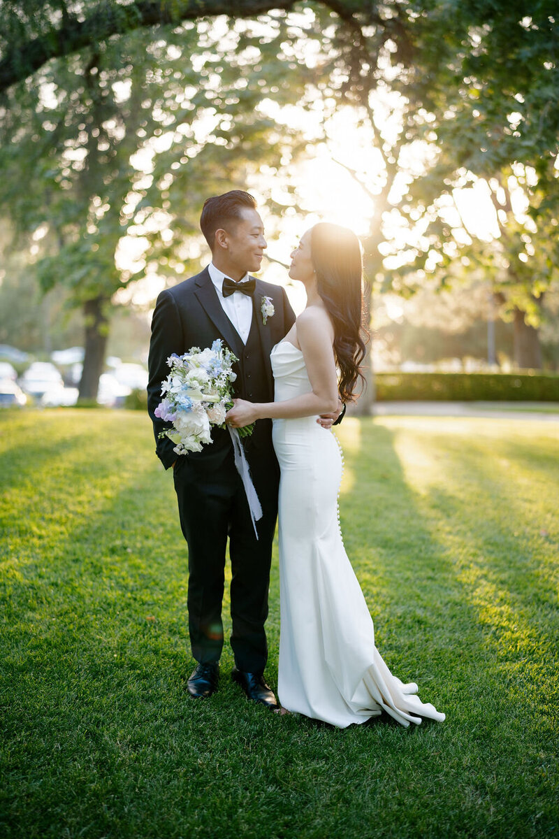 02 radiant_love_events-bride-groom-outdoor-seating-beautiful-greenery-updated-romantic-elegant-timeless