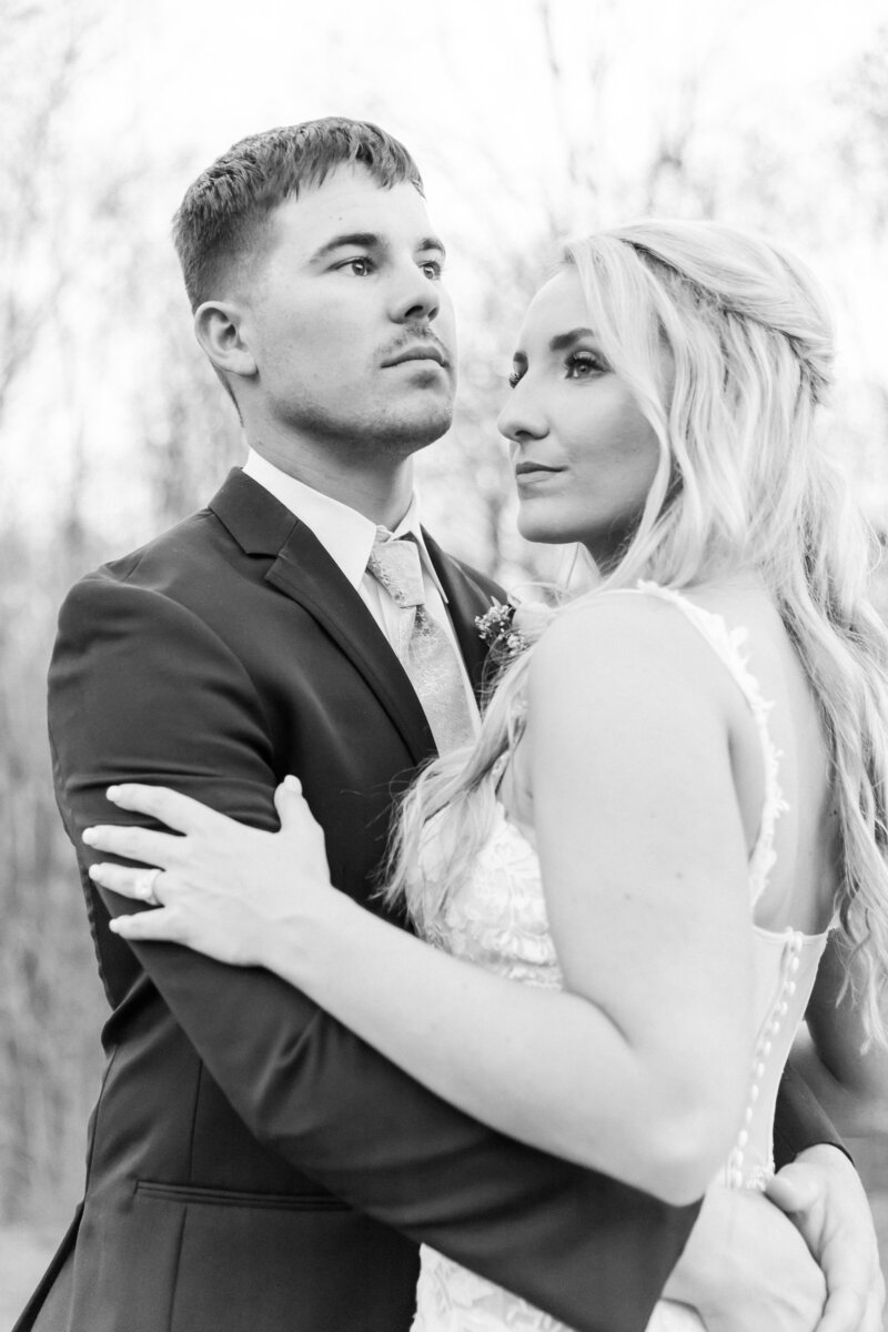 The Woods wedding at White Oak Wedding Barn blends rustic charm with elegance. Explore gorgeous photos capturing this joyful celebration in Marshall County’s most picturesque wedding venue.