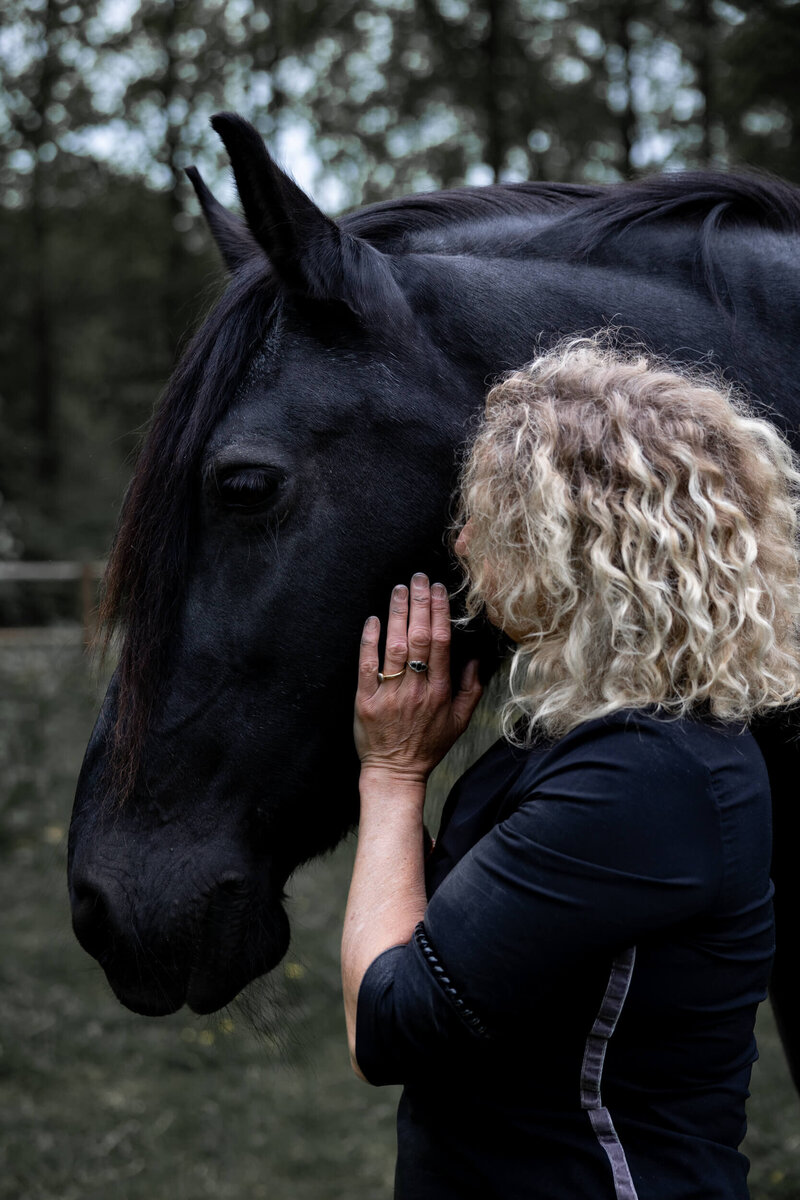 Samen met haard paarden coacht Monique jongeren en volwassenen.