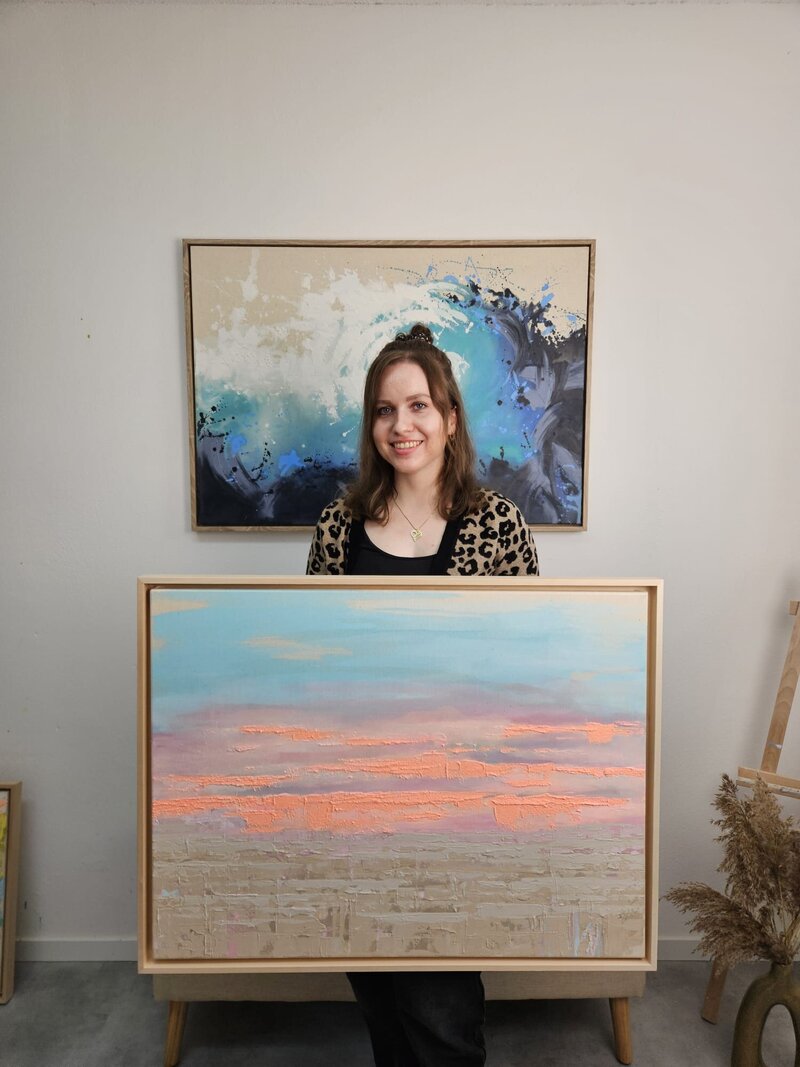 Zeitgenössische Künstlerin Lisa Popp mit den Kunstwerken Moment Of Silence und Powerful.