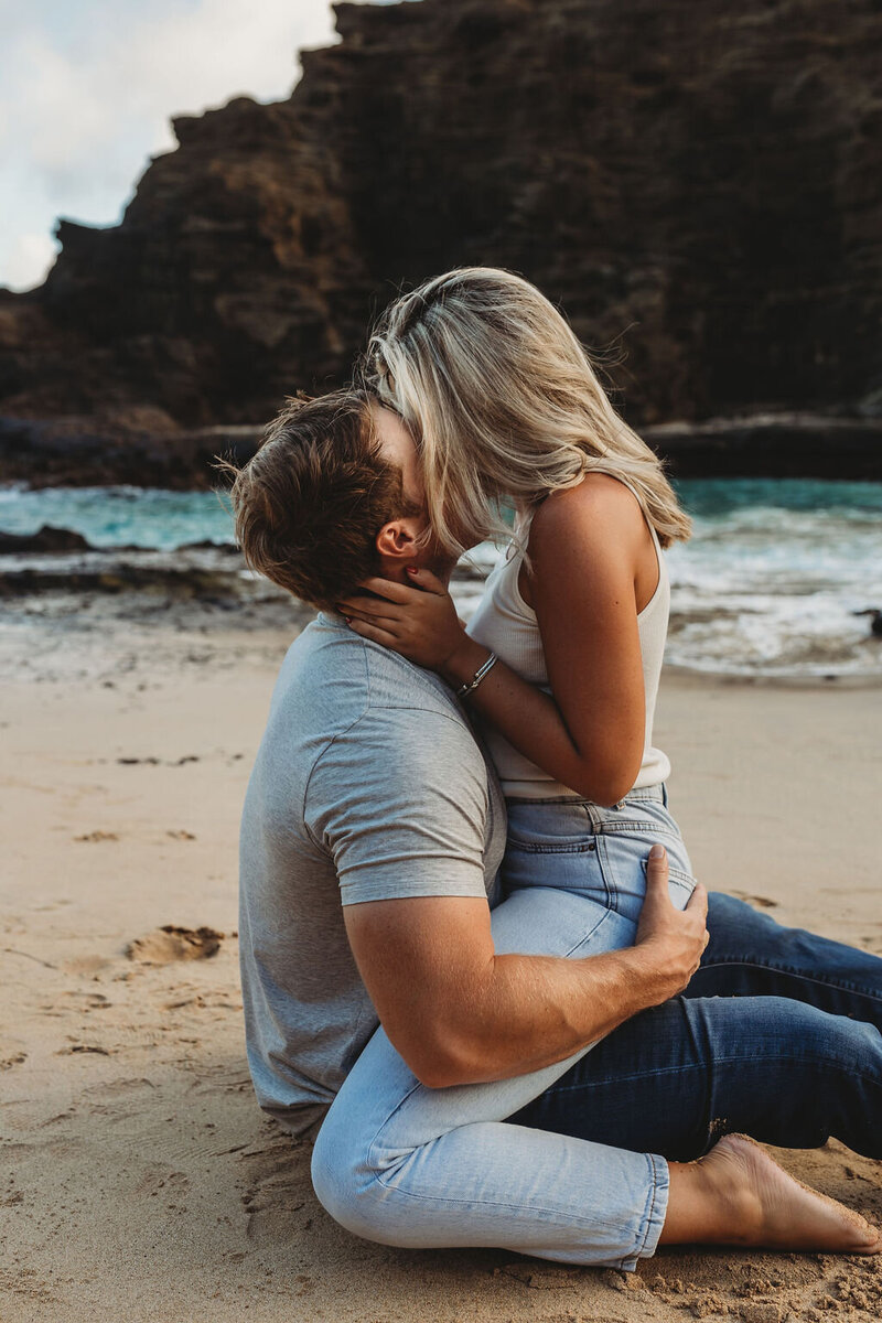 Couples photos on the beach in Hawaii