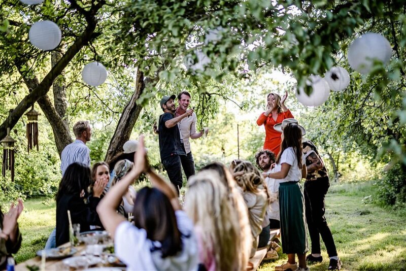 Rij naar honeymoon met je eigen vw vintage bus. Bruidegom aan het stuur..Trouwlocatie is the Feel Good Tent Event in Baarn