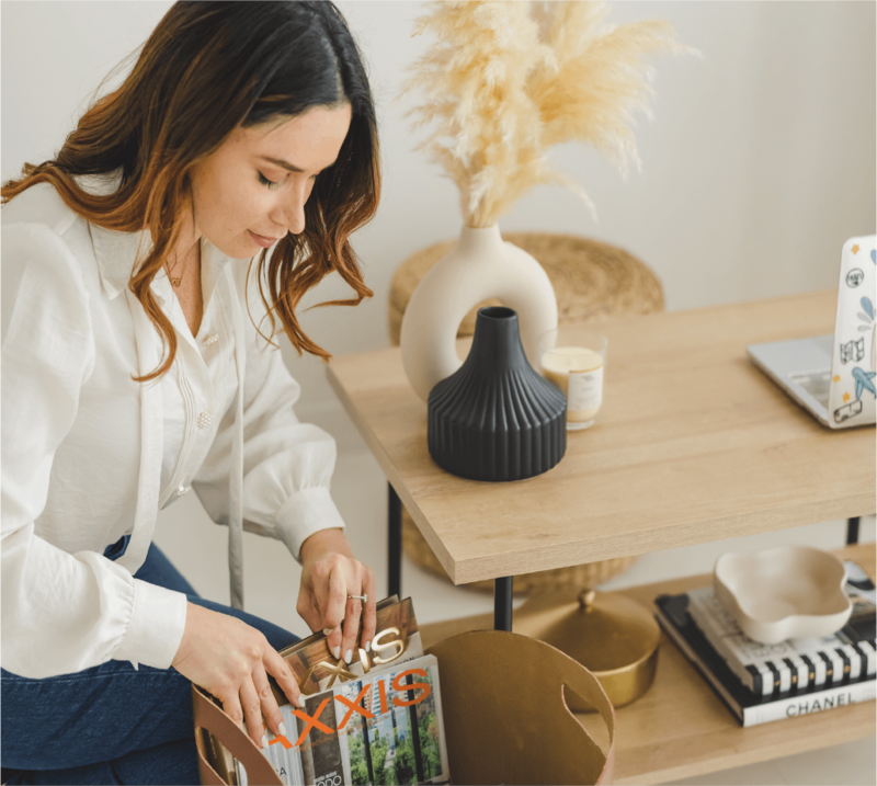 Mujer viendo revistas