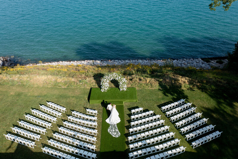 overhead drone photo of a wedding at shoreacres club in lake bluff 