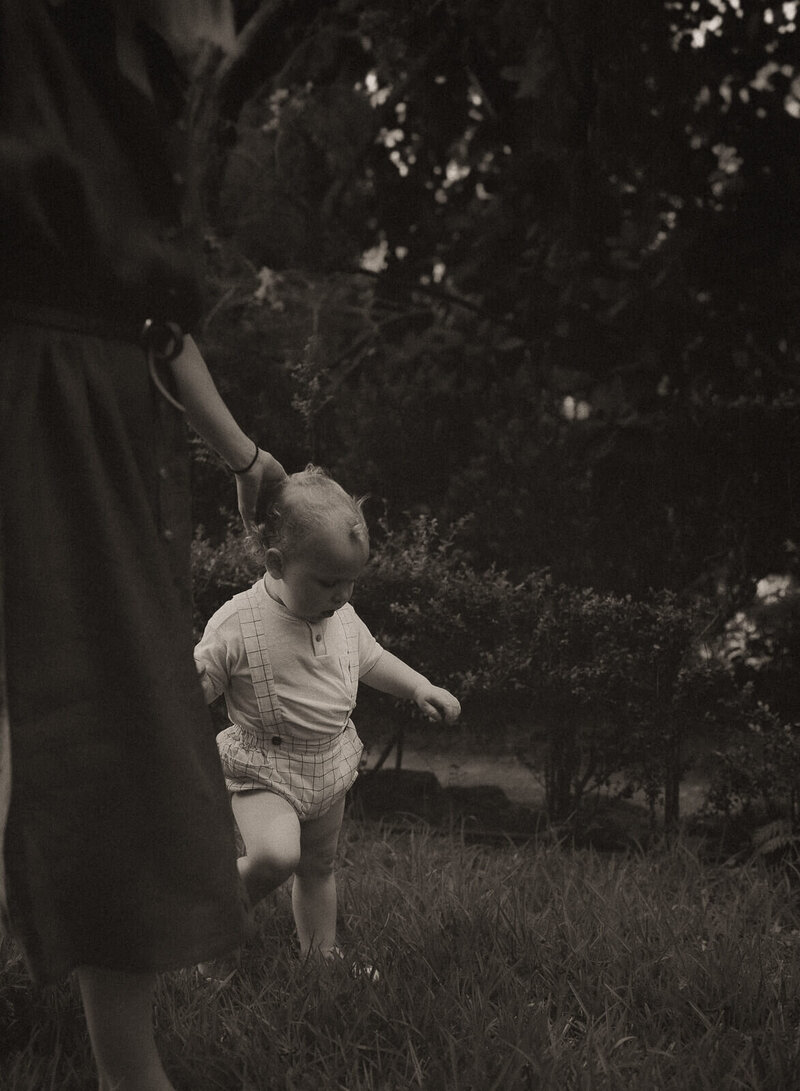 immortaliser les premiers pas de bebe avec une photographe des alpes maritimes