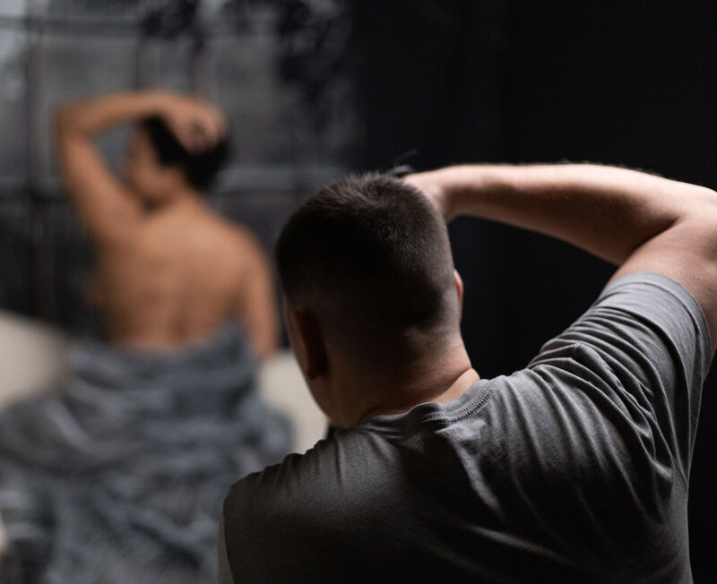 behind the scenes photo of boudoir photo shoot
