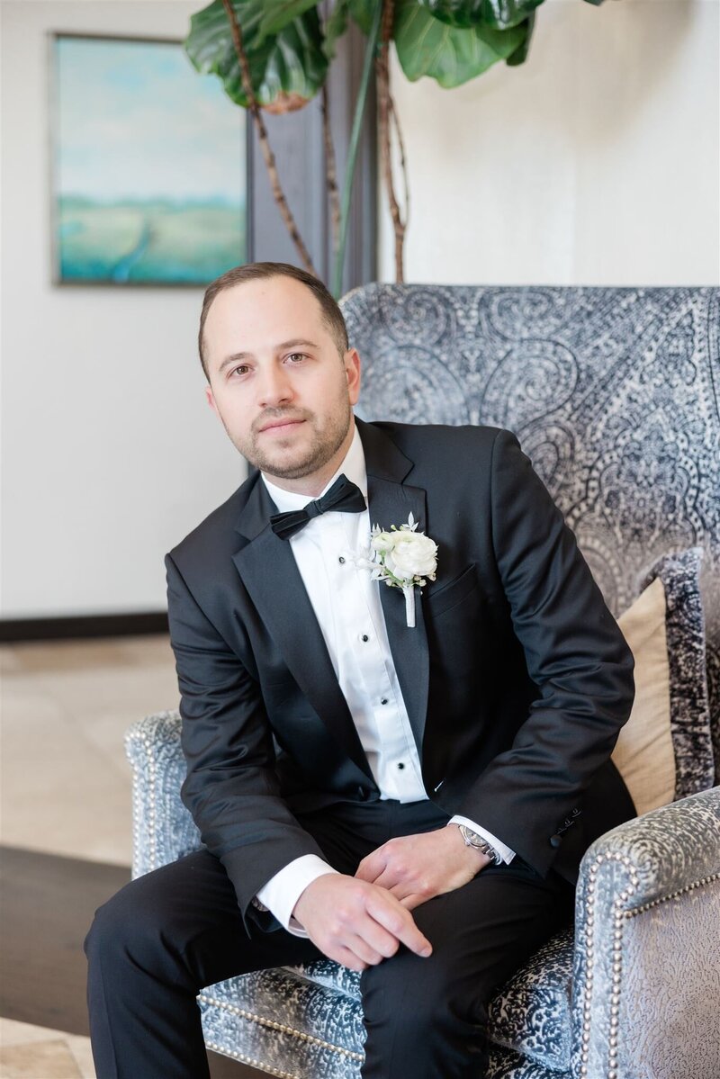 Portrait of groom at the country club or orlando by Orlando wedding photographer 