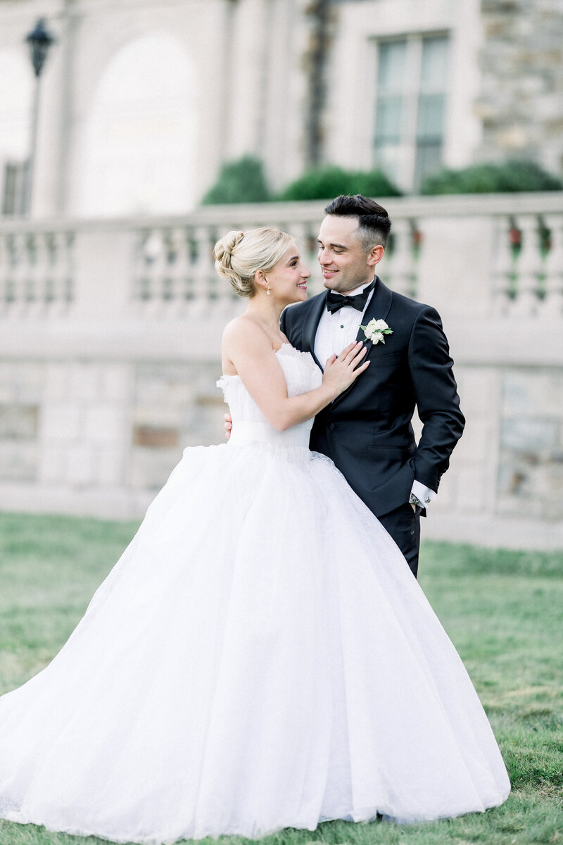 bride and groom outside of oceanside Aldrich Mansion in Warwick, RI