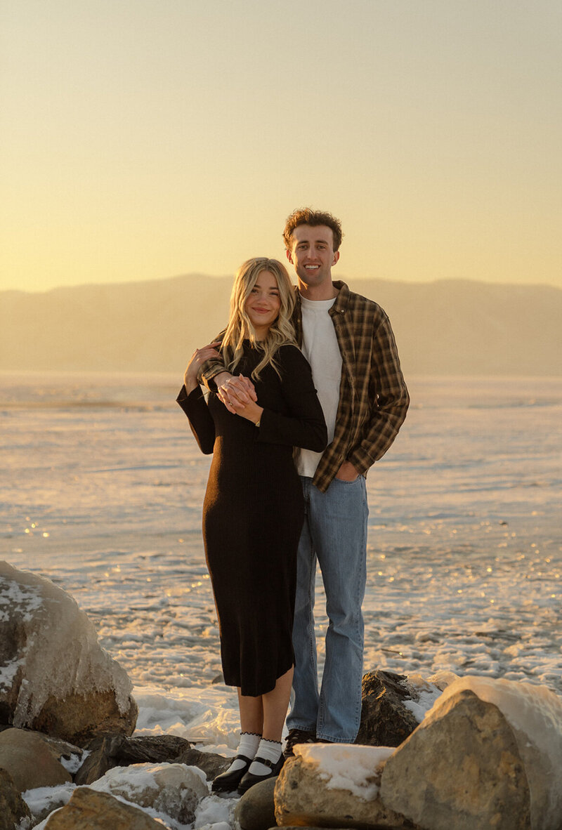 rachael heuseveldt poses with her husband, 3 sons and daughter