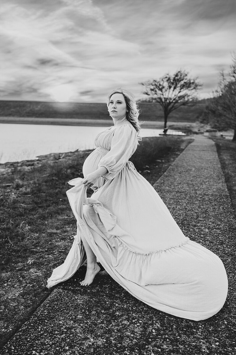 Bowling Green KY family photographer. Black and white photo of an expecting mama at the lake.