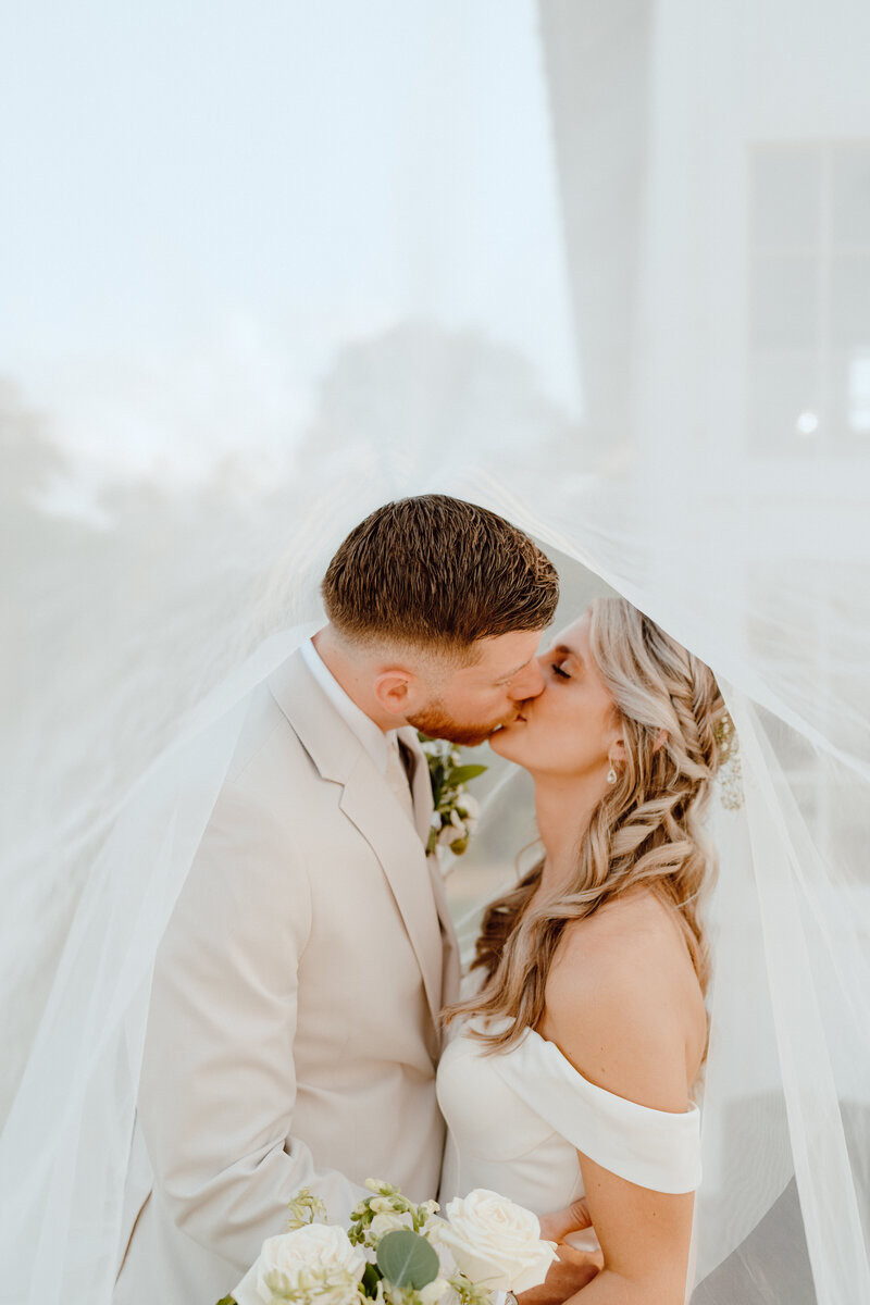 texas-wedding-photographer-angelina-loreta-photography-college-station-houston-magnolia-montgomery-bride-bouquet-groom-203