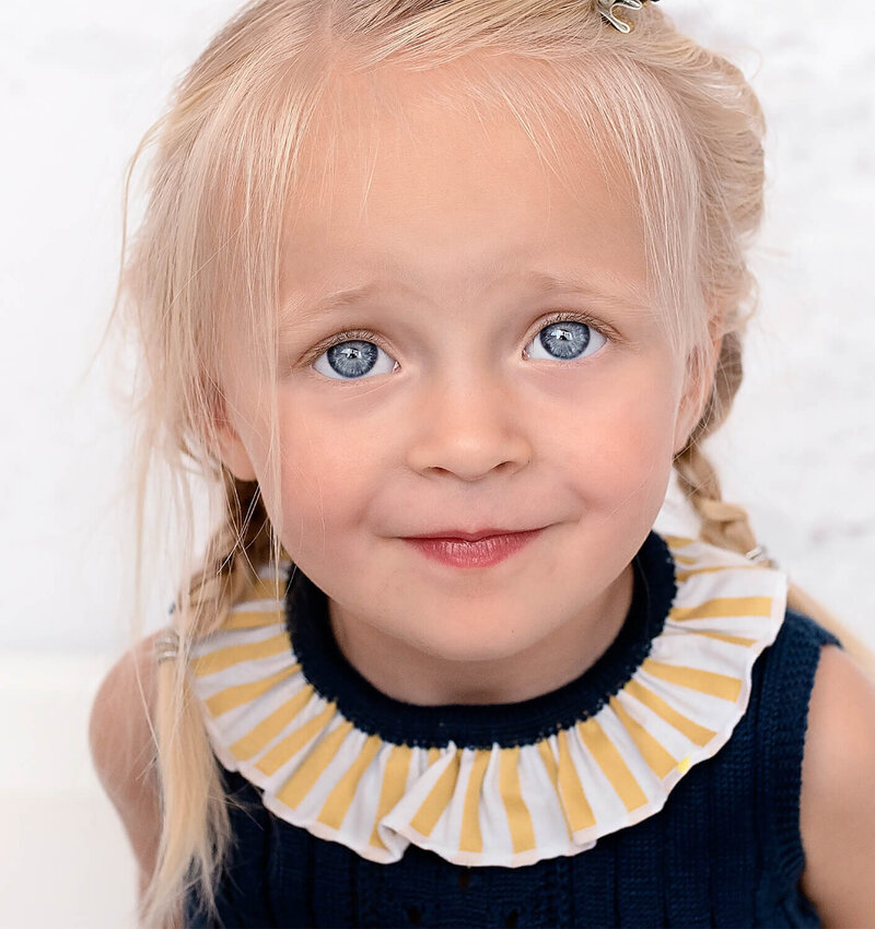 portret van een meisje met blauwe ogen in de fotostudio